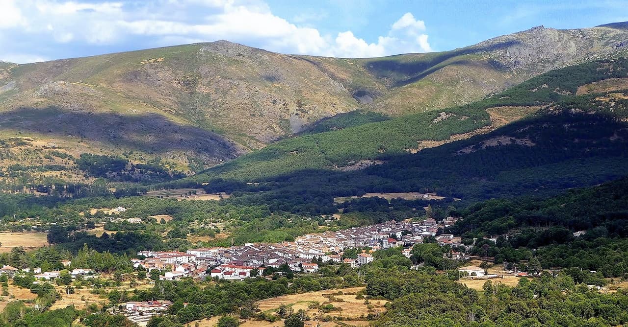 Candelario y la Sierra de Candelario al pie del hotel